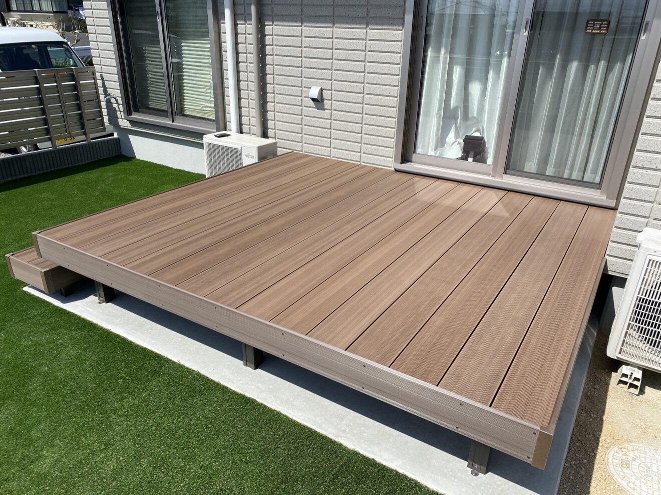 写真：ウッドデッキと人工芝が敷かれた庭02 - 福田造園の施工事例（愛知県豊田市）