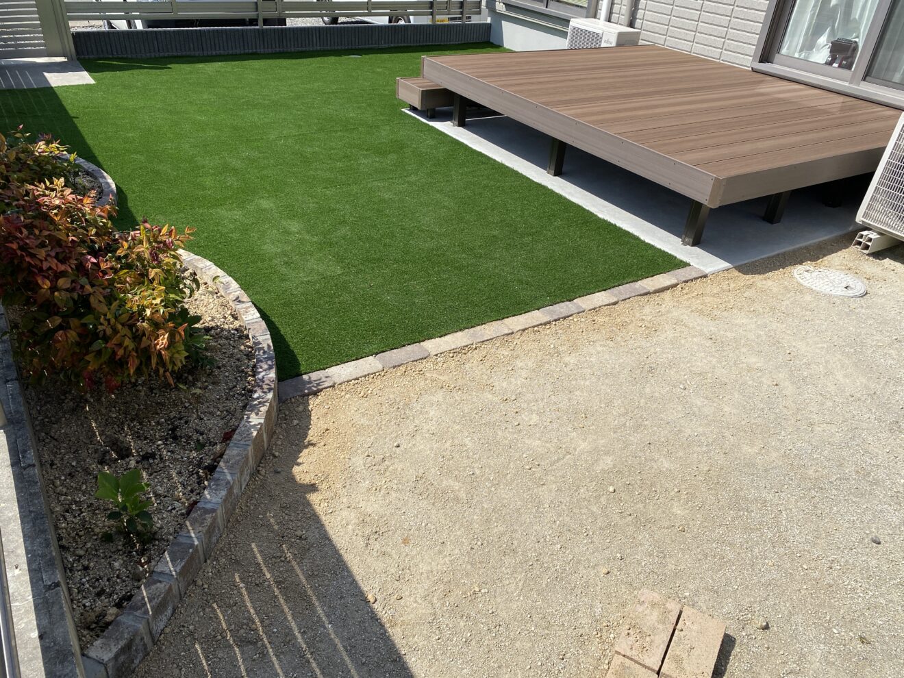 写真：ウッドデッキと人工芝が敷かれた庭01 - 福田造園の施工事例（愛知県豊田市）