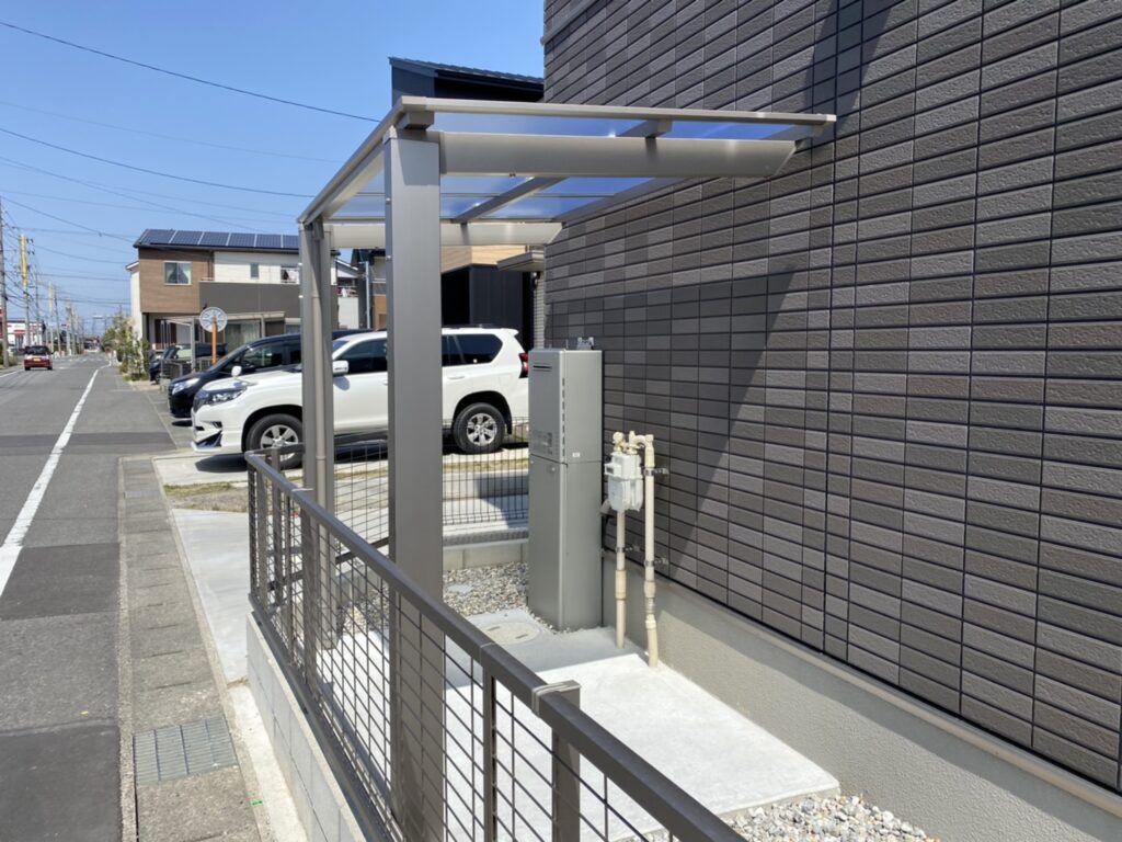 写真：サイクルポート施工後の住宅周り - 福田造園の施工事例（愛知県岡崎市）