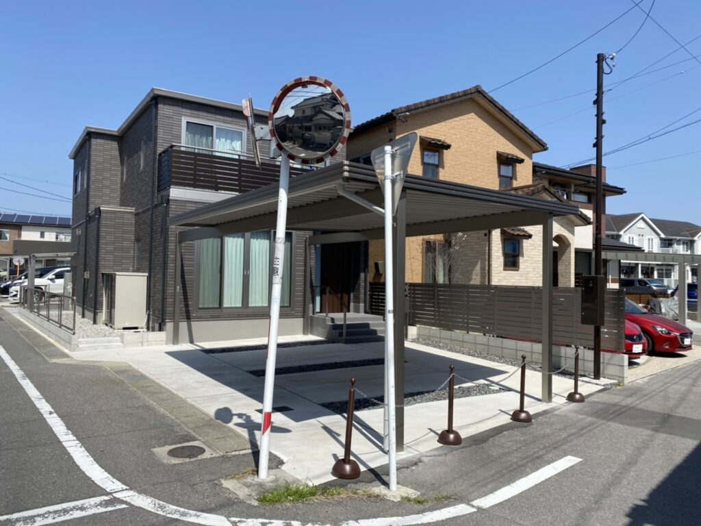 写真：カーポート施工後の駐車場 - 福田造園の施工事例（愛知県岡崎市）