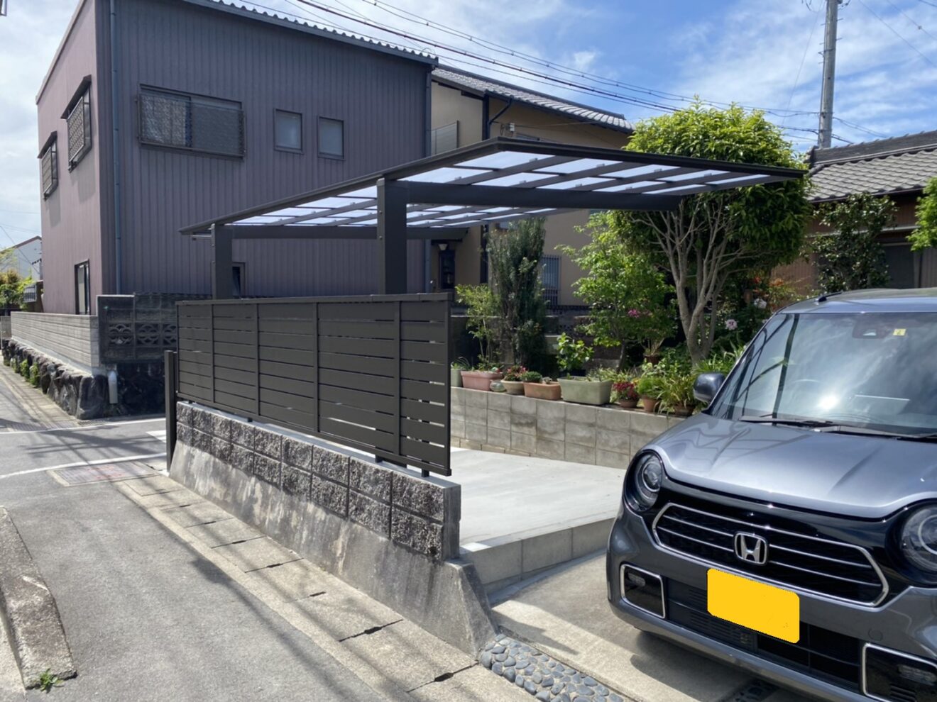 写真：車庫撤去後に施行された駐車場01- 福田造園の施工事例（愛知県安城市）