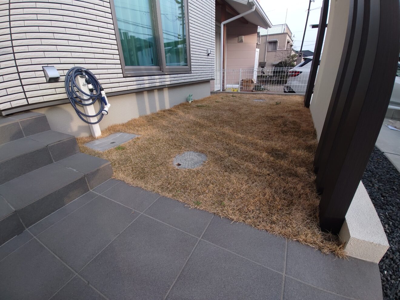 写真：リフォーム前の天然芝が敷かれた庭 - 福田造園の施工事例（愛知県豊田市）