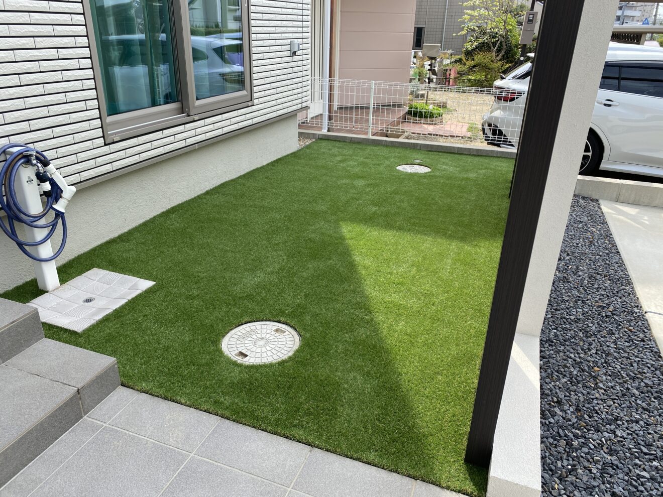 写真：リフォーム後の人工芝が敷かれた庭 - 福田造園の施工事例（愛知県豊田市）