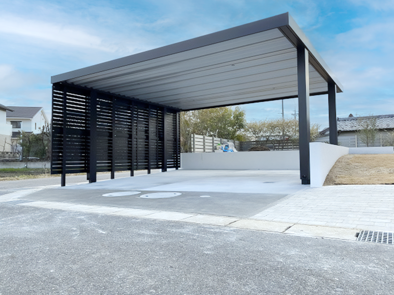 写真：駐車場と目隠しが付いたカーポート - 福田造園の施工事例（愛知県豊田市）