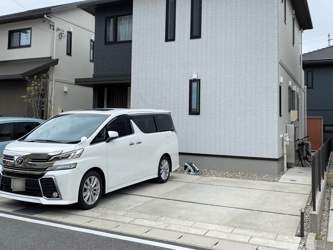 写真：カーポート施工前の駐車場 - 福田造園の施工事例（愛知県豊田市）