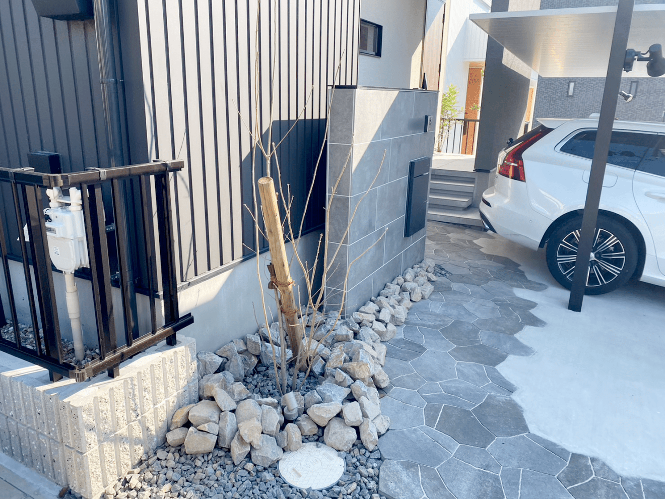 写真：門塀周りと植栽