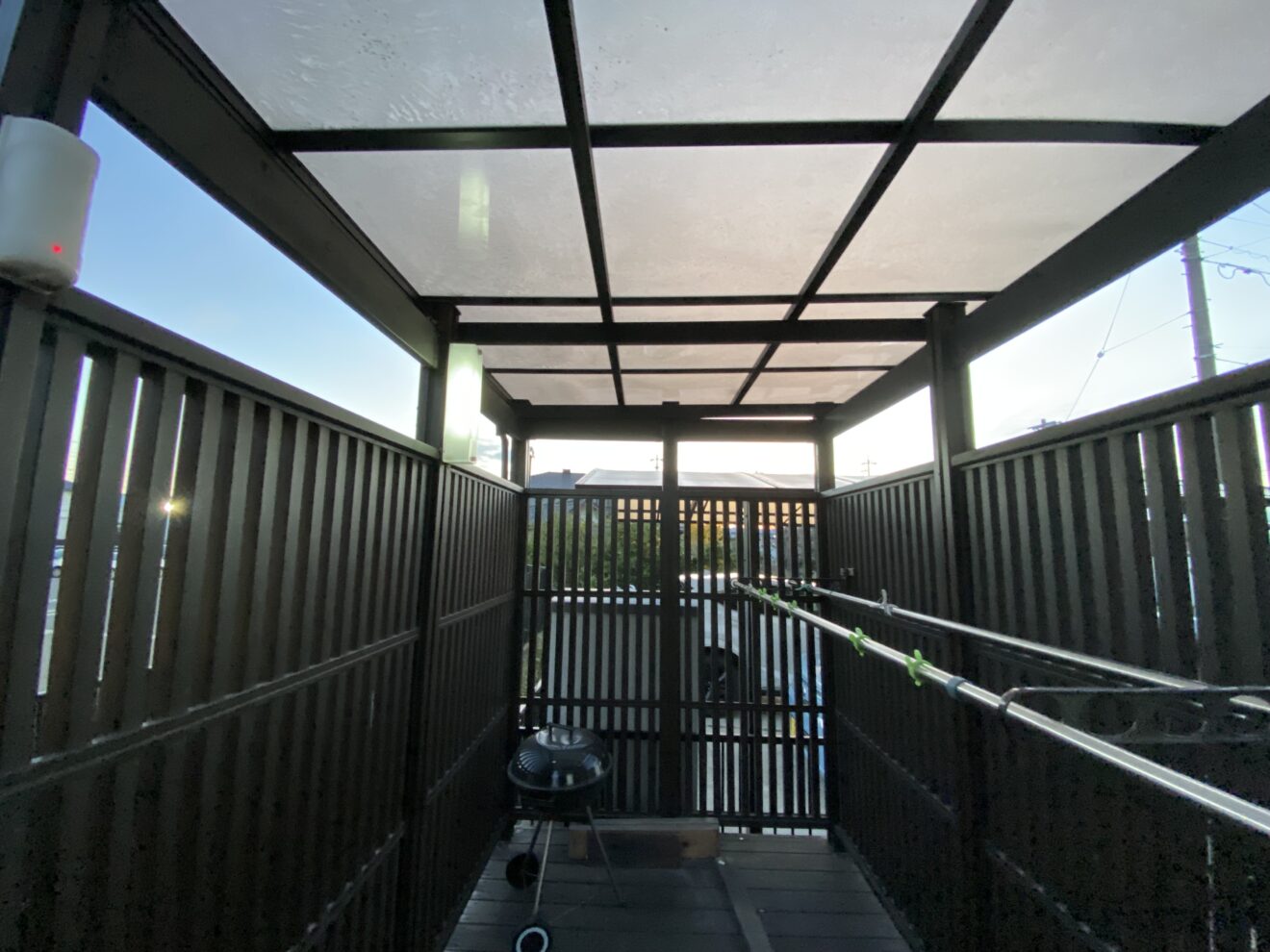 写真：リフォーム前のテラス屋根とフェンス