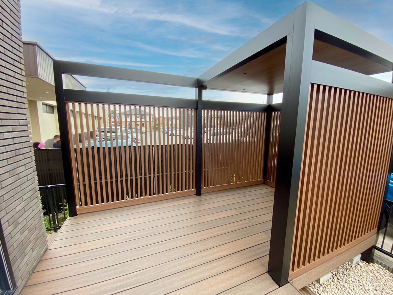 写真：リフォーム後のテラス屋根とフェンス