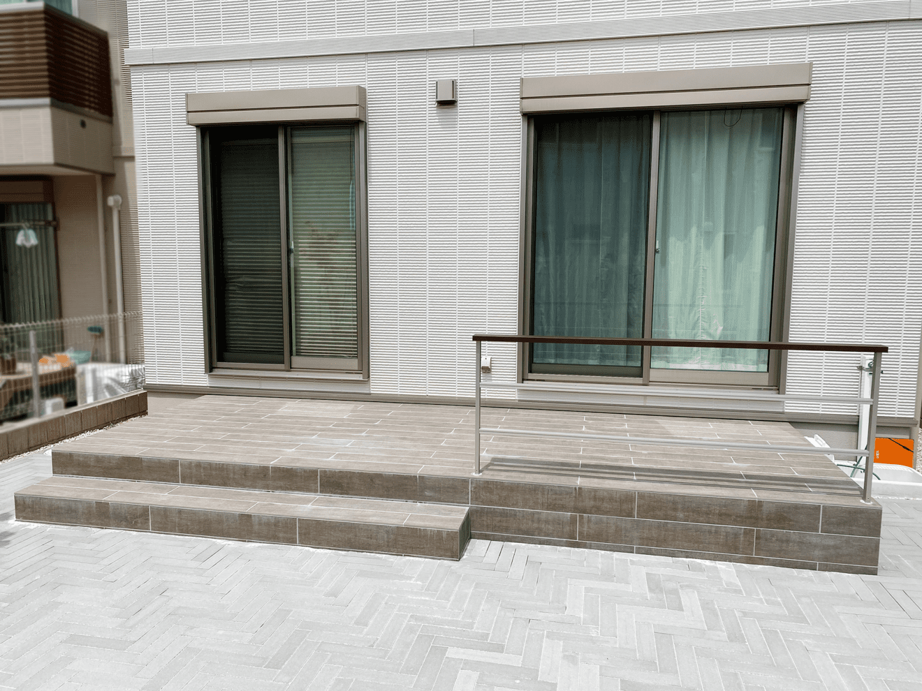 写真：タイルデッキと平板が敷かれた庭 - 福田造園の施工事例（愛知県名古屋市）