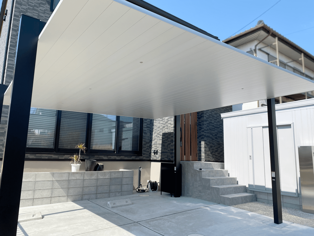 写真：両側支持タイプのカーポート