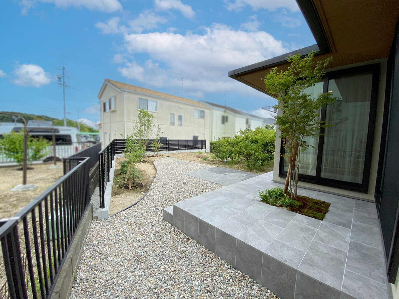 写真：雑草対策を施した庭とタイルデッキ - 福田造園の施工事例（愛知県名古屋市）