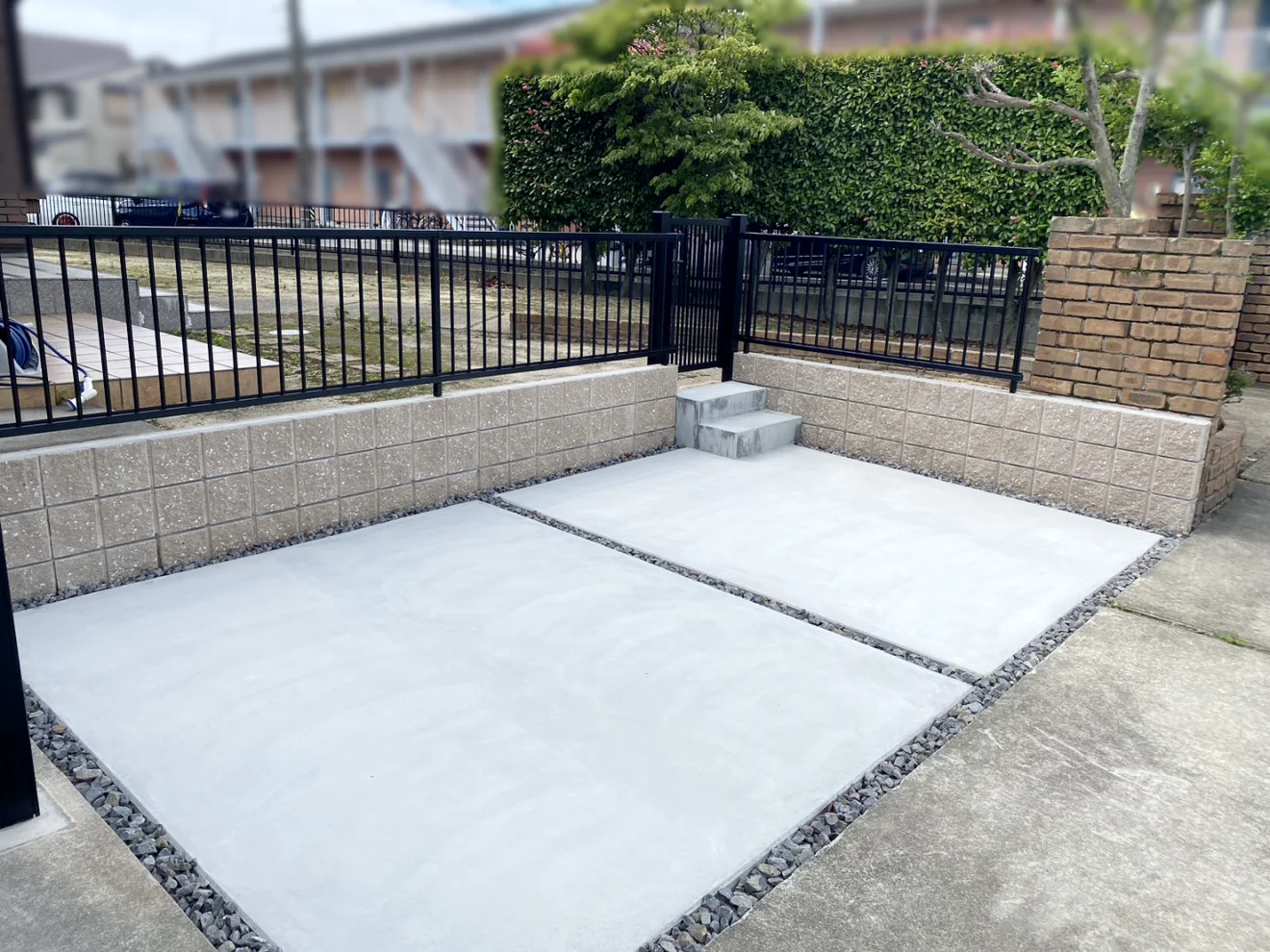 写真：拡張後の駐車場 - 福田造園の施工事例（愛知県岡崎市）