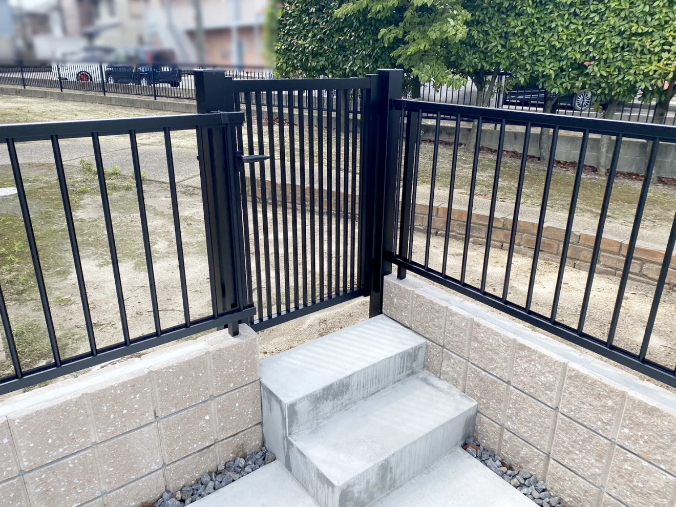 写真：新設された階段、フェンス、門扉 - 福田造園の施工事例（愛知県岡崎市）