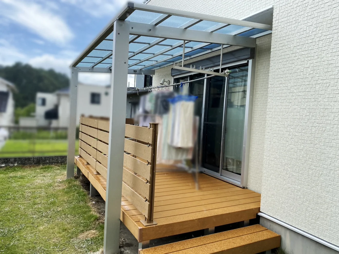 写真：目隠しフェンスとテラス屋根施工後のウッドデッキ - 福田造園の施工事例（愛知県岡崎市）