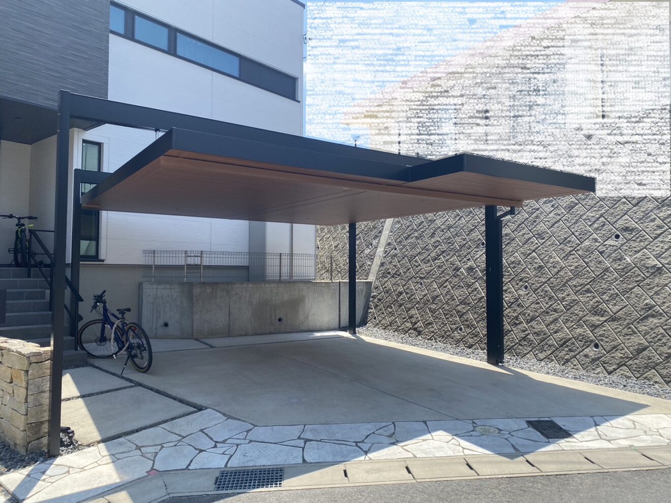 写真：カーポート施工後の駐車場 - 福田造園の施工事例（愛知県岡崎市）