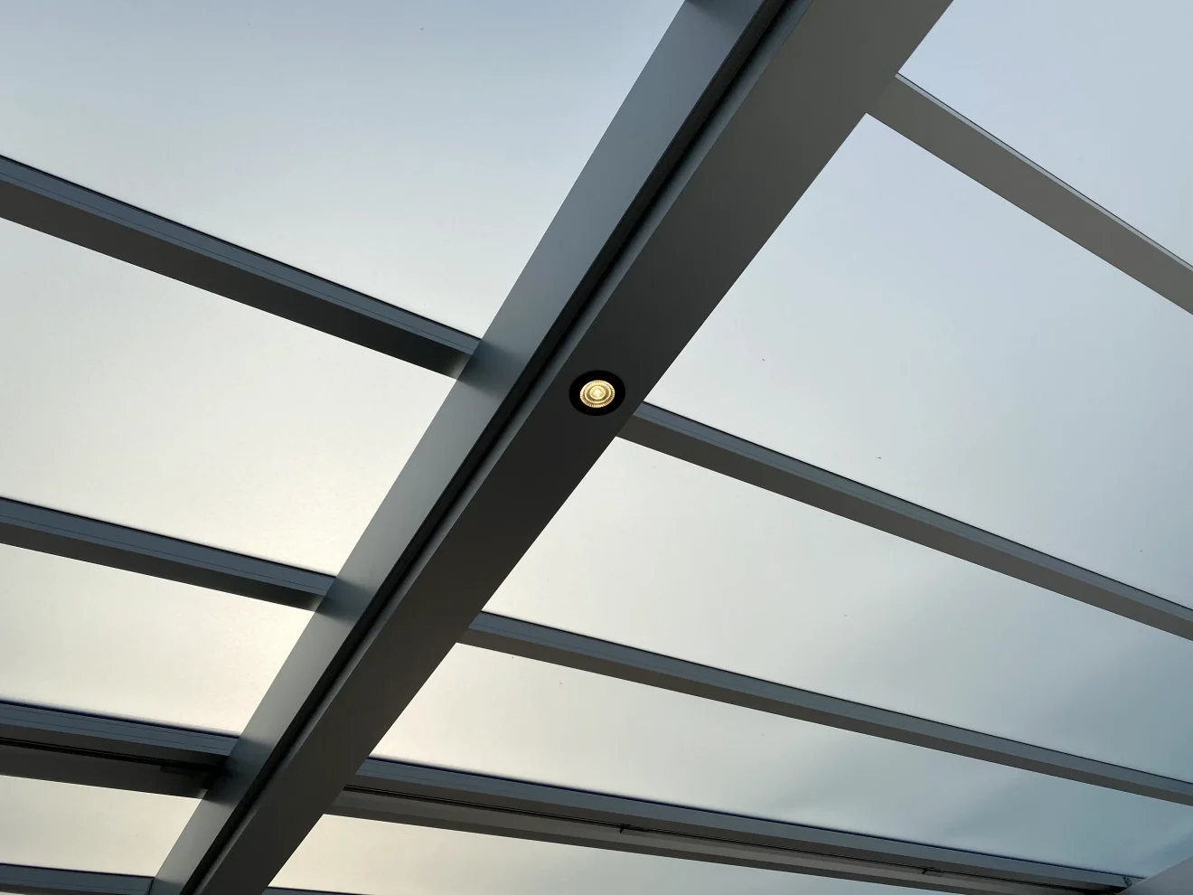 写真：カーポートに付けられたライト