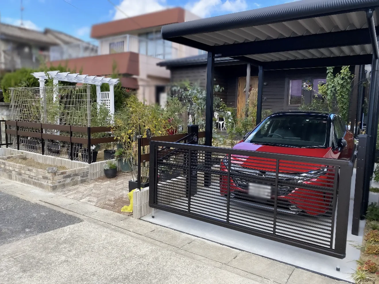 写真：リフォーム後の庭と駐車場01 - 福田造園の施工事例（愛知県名古屋市）