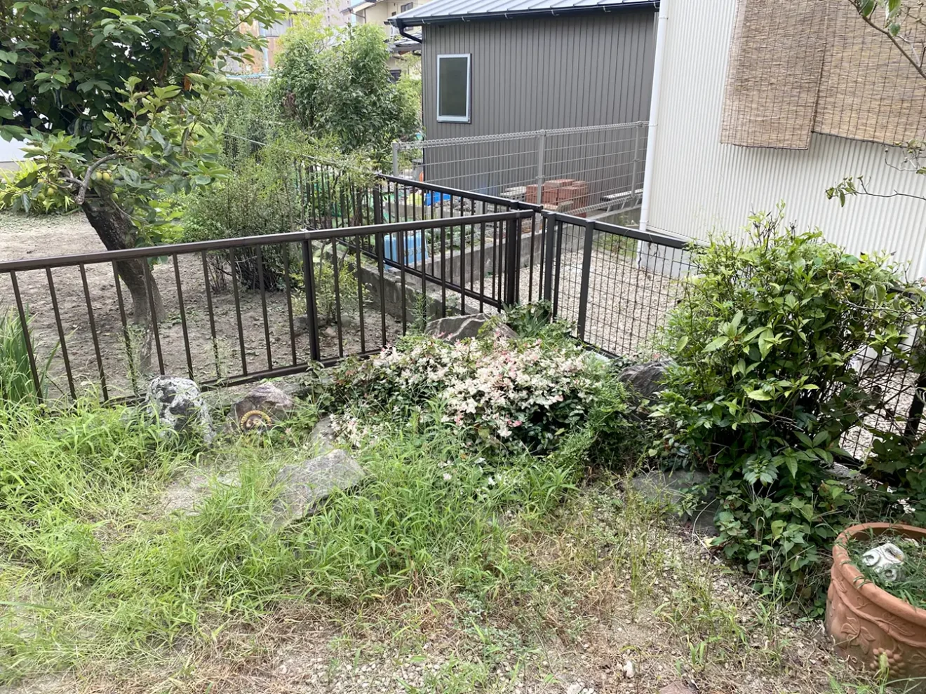 写真：雑草対策前の庭01 - 福田造園の施工事例（愛知県岡崎市）