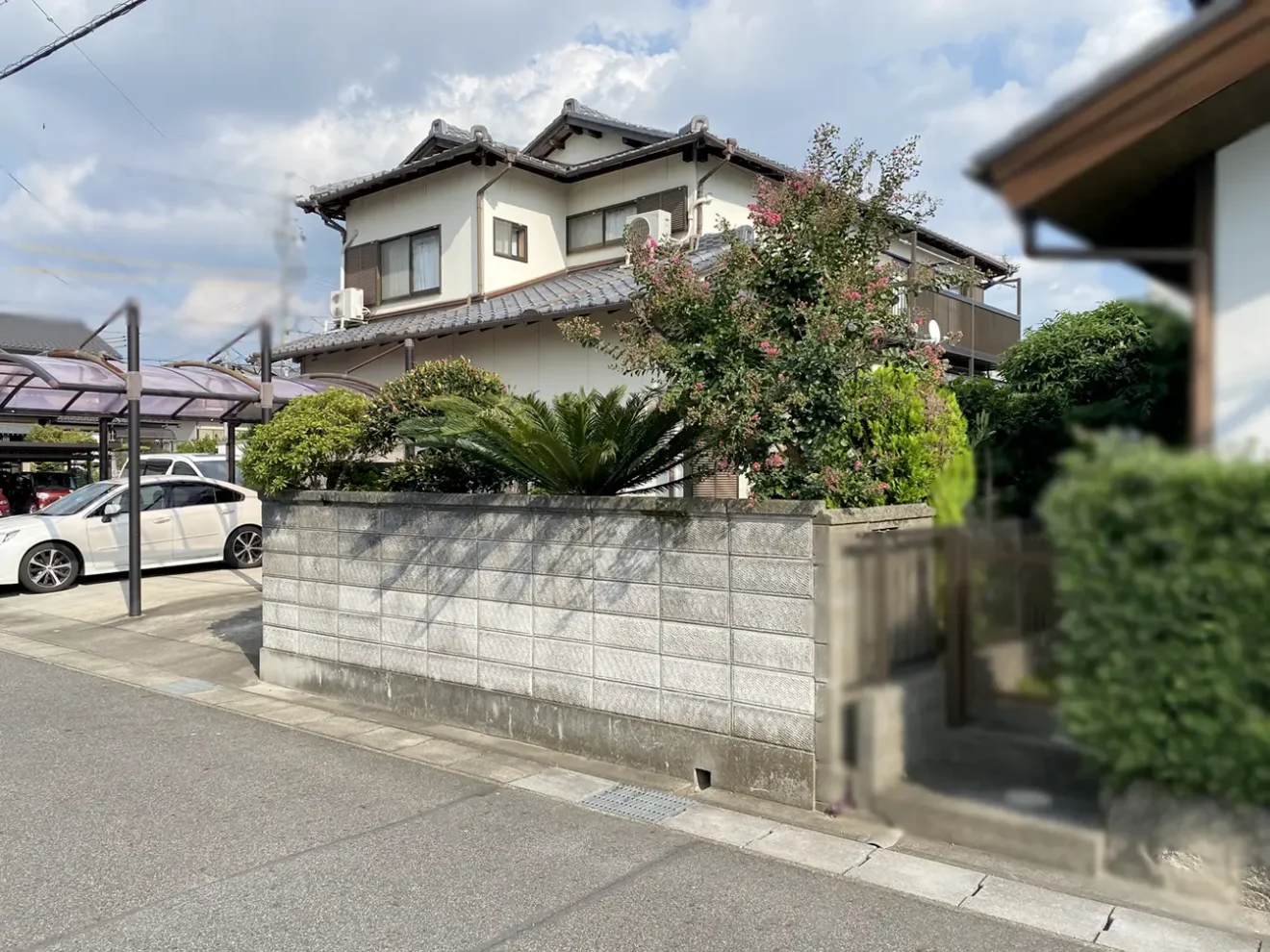 写真：駐車場にリフォームする前の外構 - 福田造園の施工事例（愛知県岡崎市）