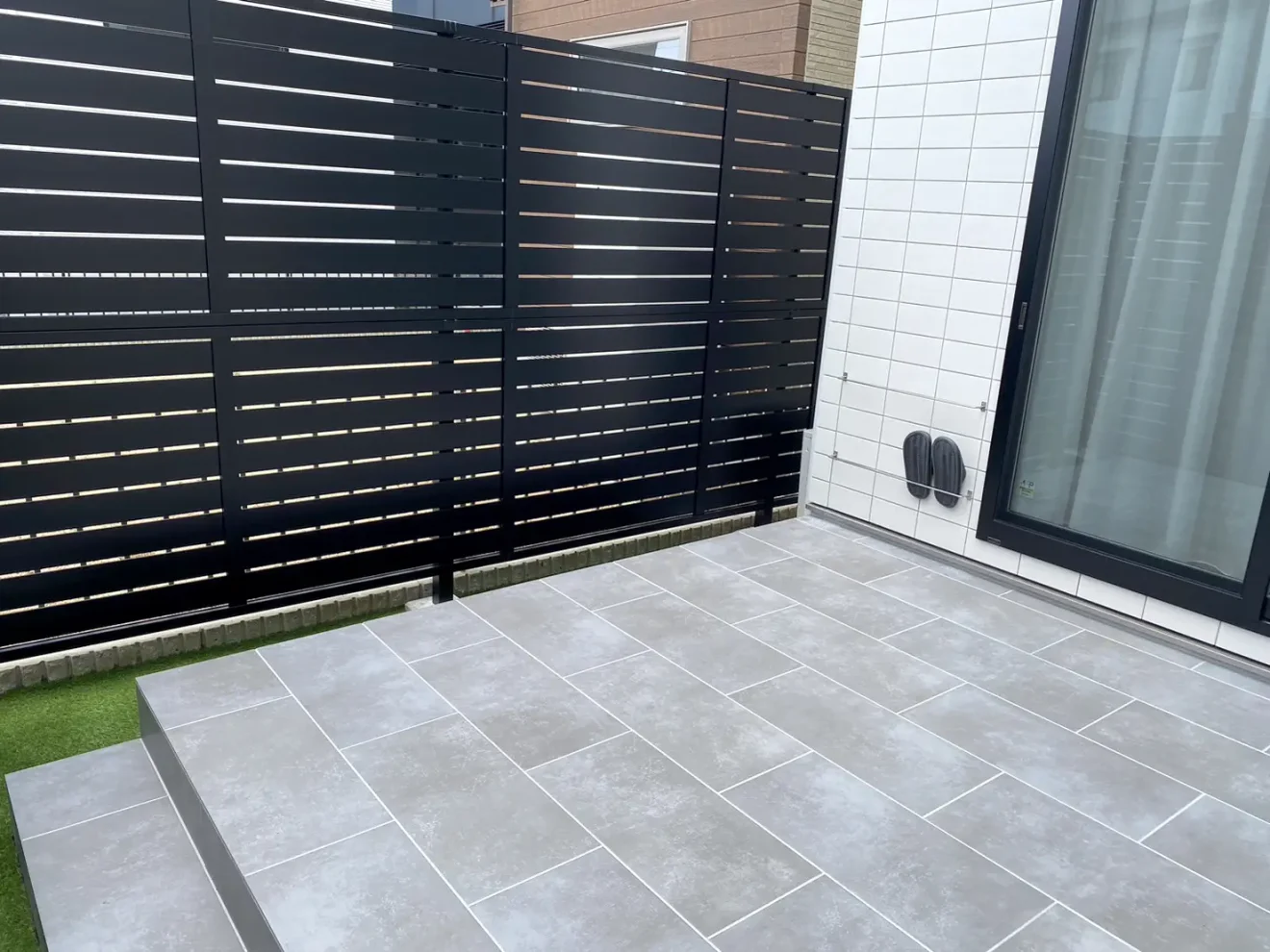 写真：タイルデッキと目隠しフェンス - 福田造園の施工事例（愛知県安城市）