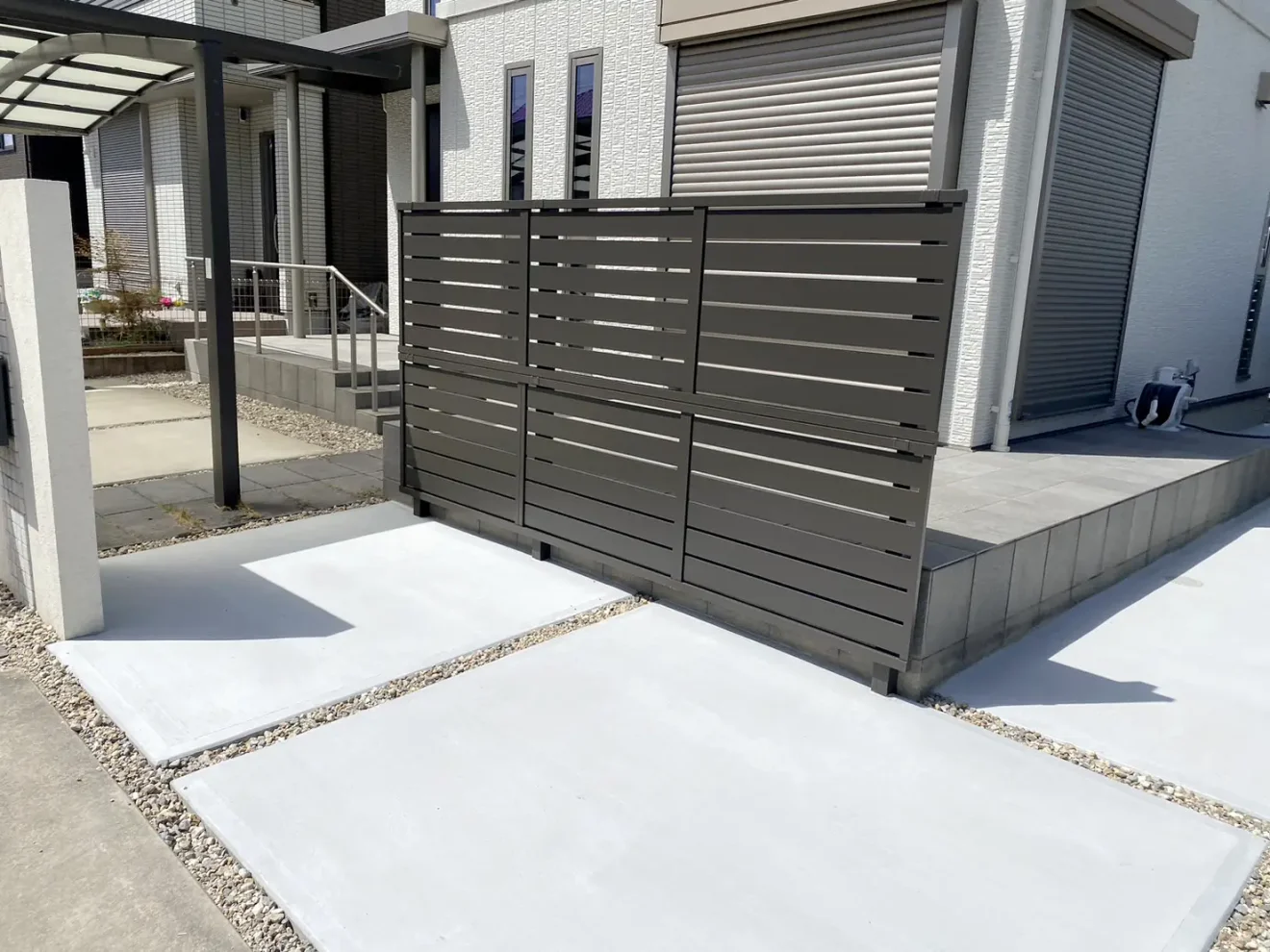 写真：土間打ちとタイツデッキ、フェンス施工後の住宅周り - 福田造園の施工事例（愛知県安城市）