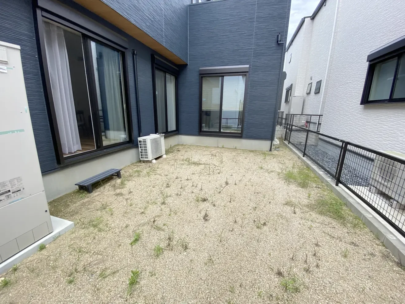 写真：ウッドデッキと人工芝施工前