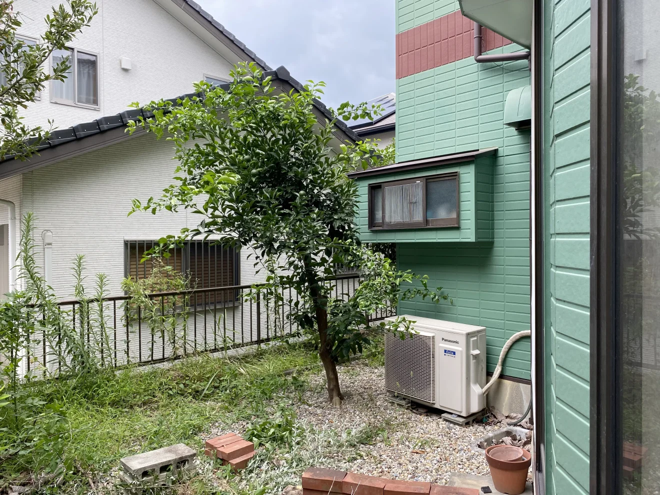 写真：雑草対策前前の庭01 - 福田造園の施工事例（愛知県みよし市）