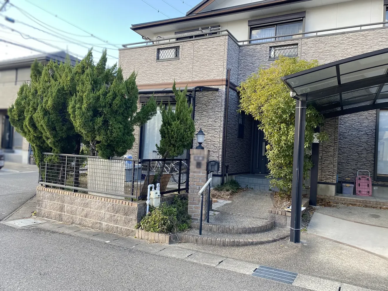 写真：駐車場に拡張前の庭 - 福田造園の施工事例（愛知県豊田市）