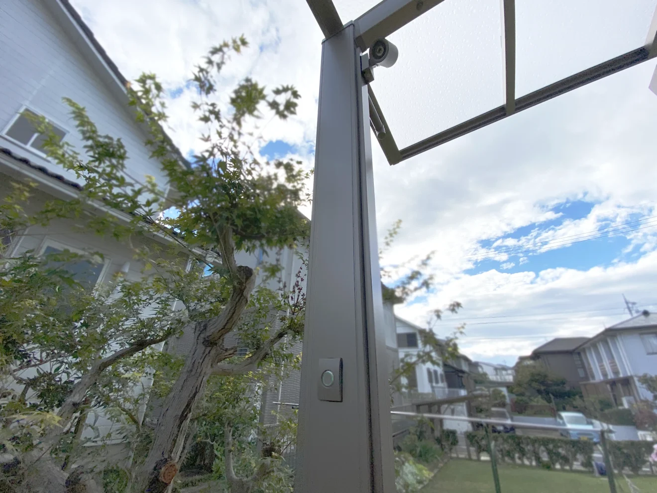 写真：テラス屋根に設置された照明 - 福田造園の施工事例（愛知県豊田市）