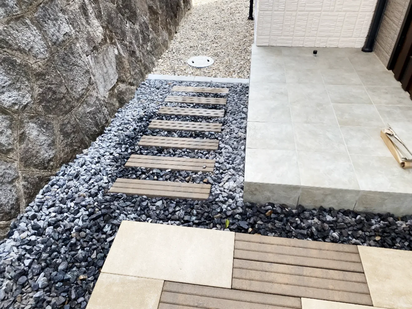 写真：玄関周りの単粒砕石 - 福田造園の施工事例（愛知県岡崎市）