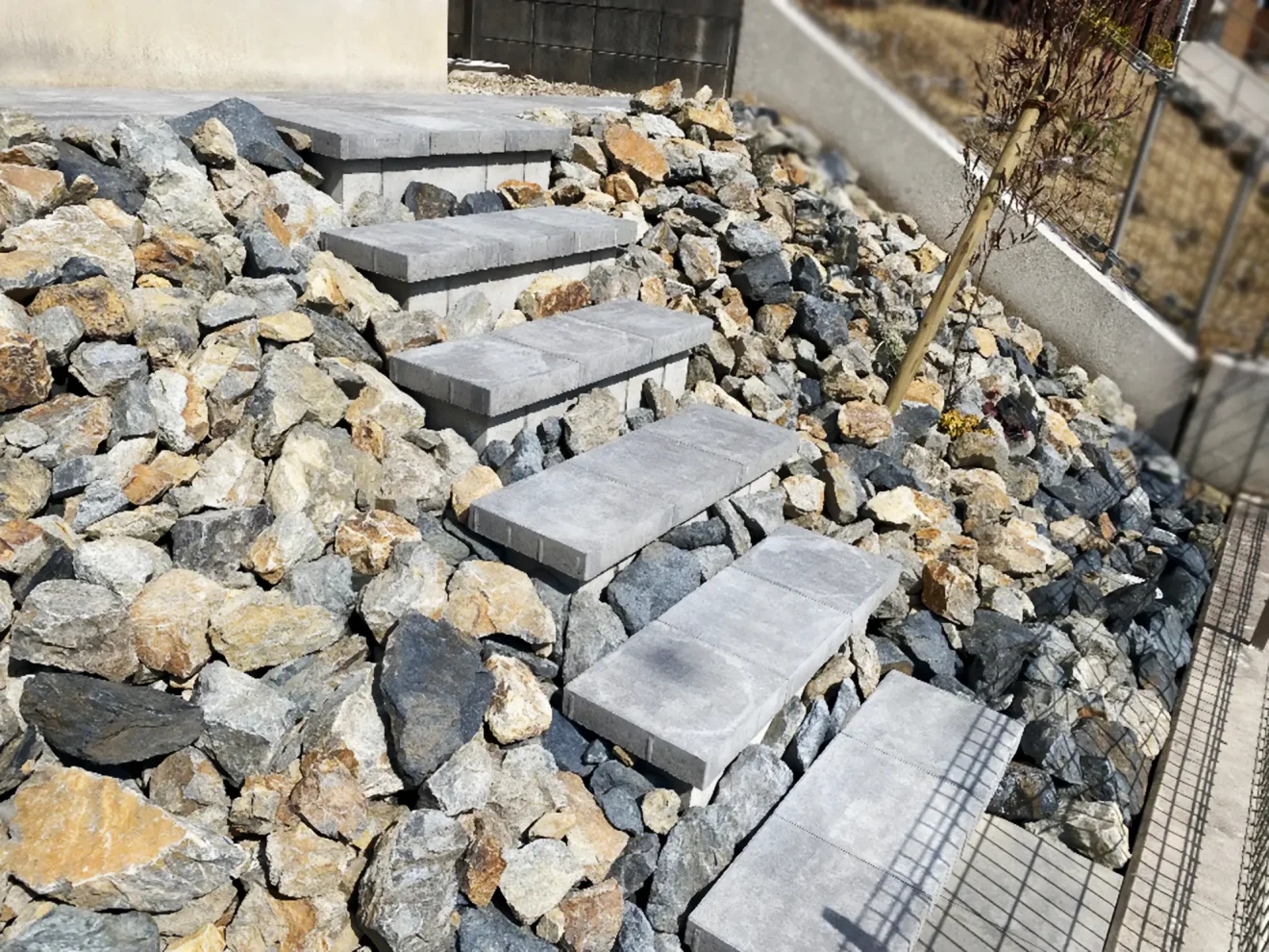 写真：栗石が敷き詰められた法面01 - 福田造園の施工事例（愛知県岡崎市）