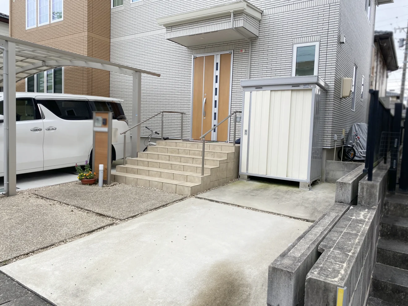 写真：カーポート施工前の駐車場 - 福田造園の施工事例（愛知県豊田市）