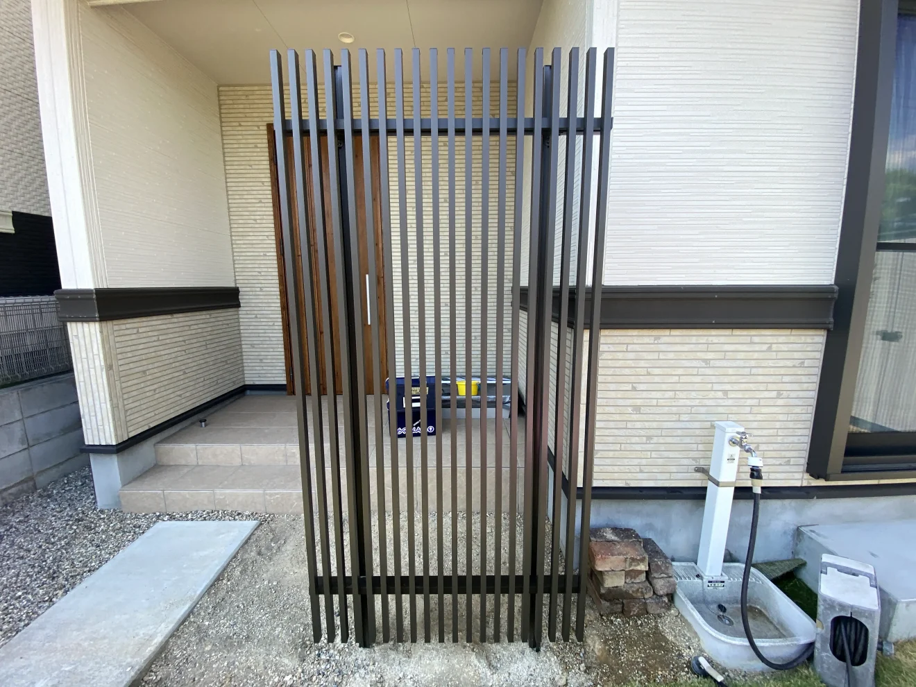 写真：玄関前の格子材