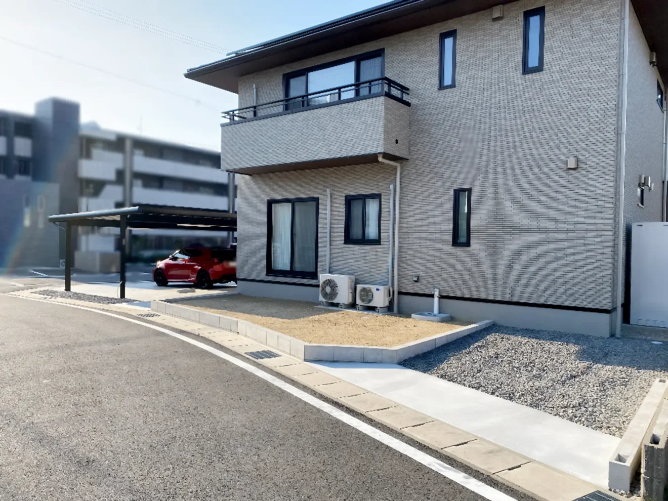 写真：住宅周りの山砂と豆砂利 - 福田造園の施工事例（愛知県豊田市）