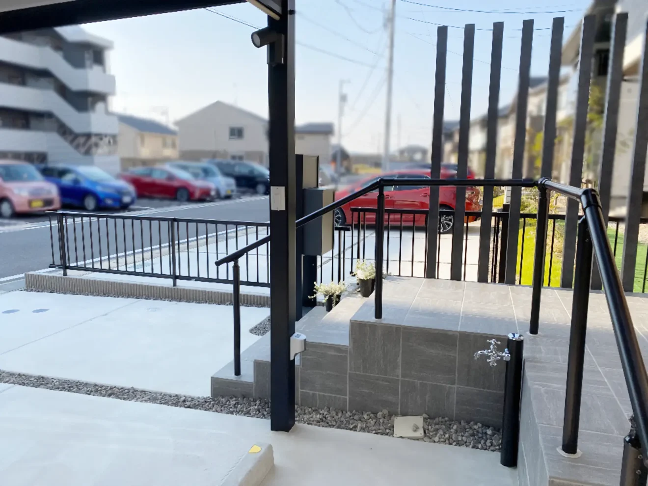 写真：玄関前の格子材 - 福田造園の施工事例（愛知県豊田市）