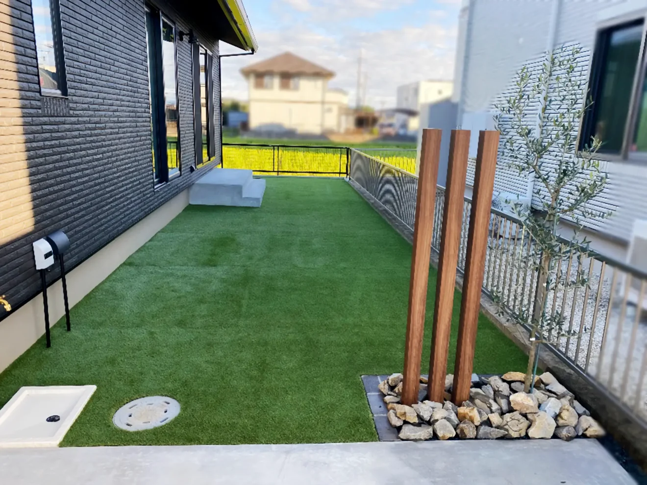 写真：人工芝が敷かれた庭 - 福田造園の施工事例（愛知県豊田市）