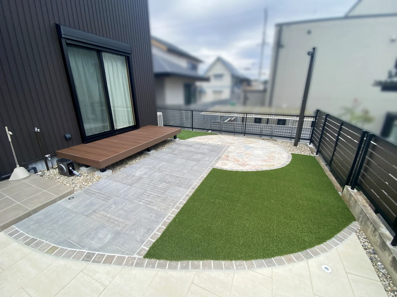 写真：庭とアプローチを兼ねた空間 - 福田造園の施工事例（愛知県豊田市）