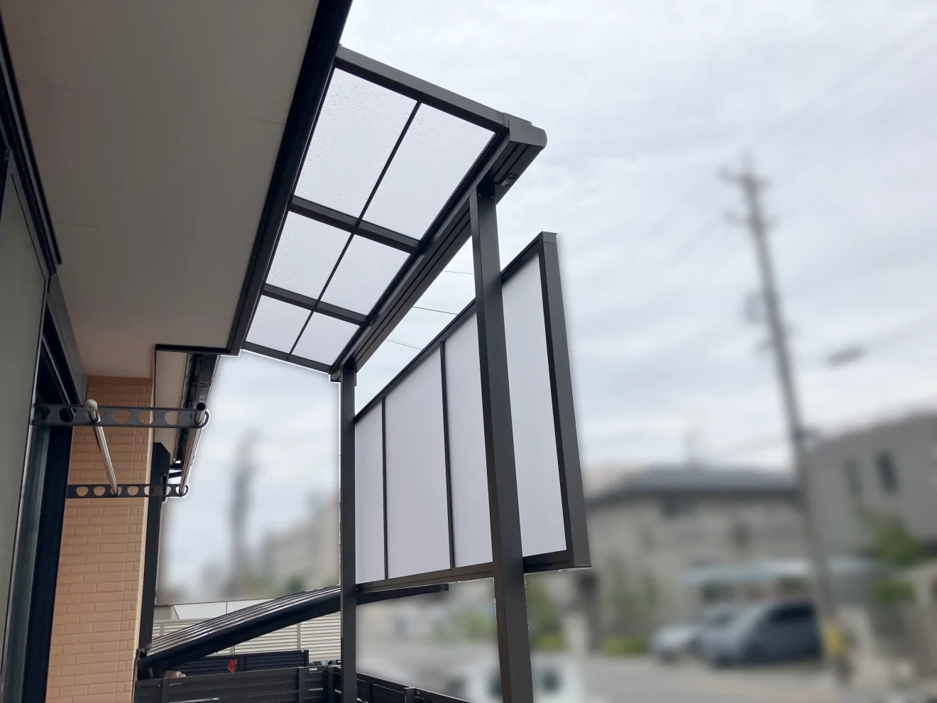 写真：テラス屋根と目隠しフェンス - 福田造園の施工事例（愛知県安城市）