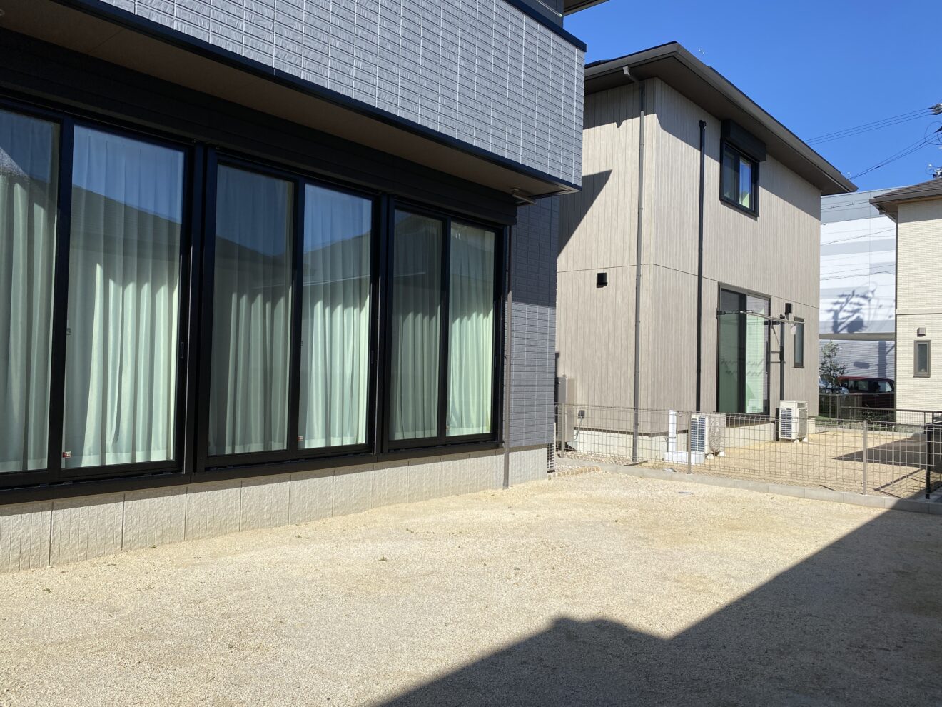 写真：タイルデッキと人工芝が敷かれる前の庭 - 福田造園の施工事例（愛知県豊田市）