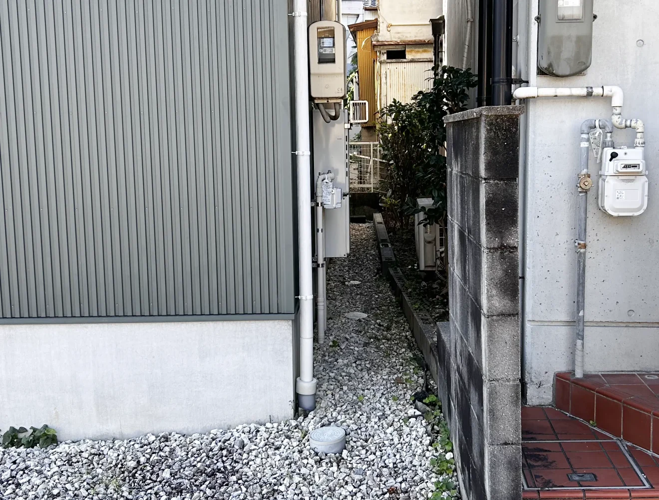 写真：リフォーム前の住宅周りの砂利敷き - 福田造園の施工事例（愛知県岡崎市）