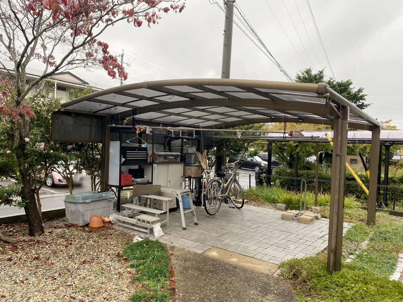 写真：カーポート脇のフェンス施工前01 - 福田造園の施工事例（愛知県みよし市）