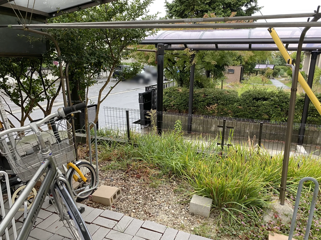 写真：カーポート脇のフェンス施工前01 - 福田造園の施工事例（愛知県みよし市）