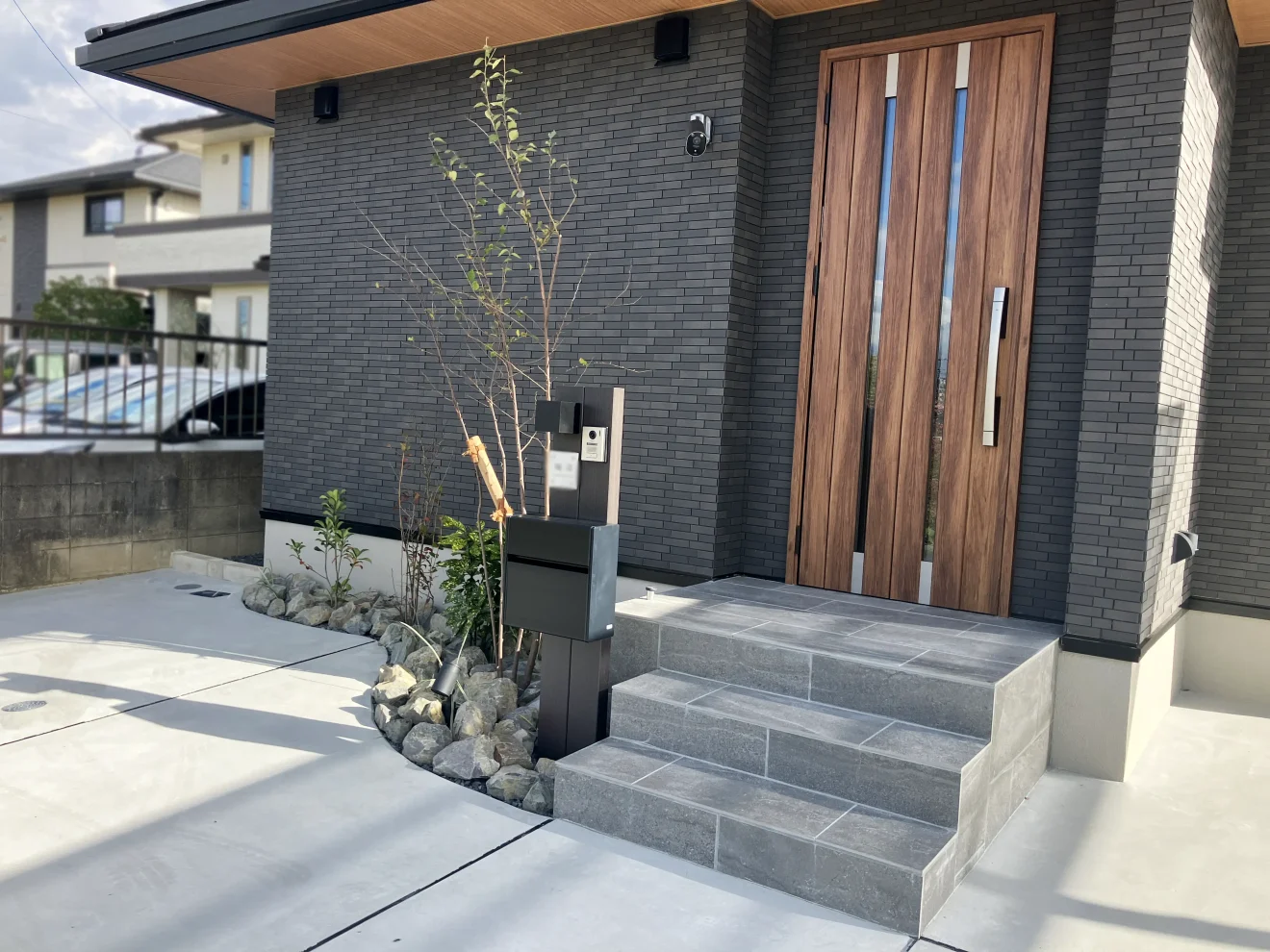 写真：施工後の玄関周り - 福田造園の施工事例（愛知県みよし市）