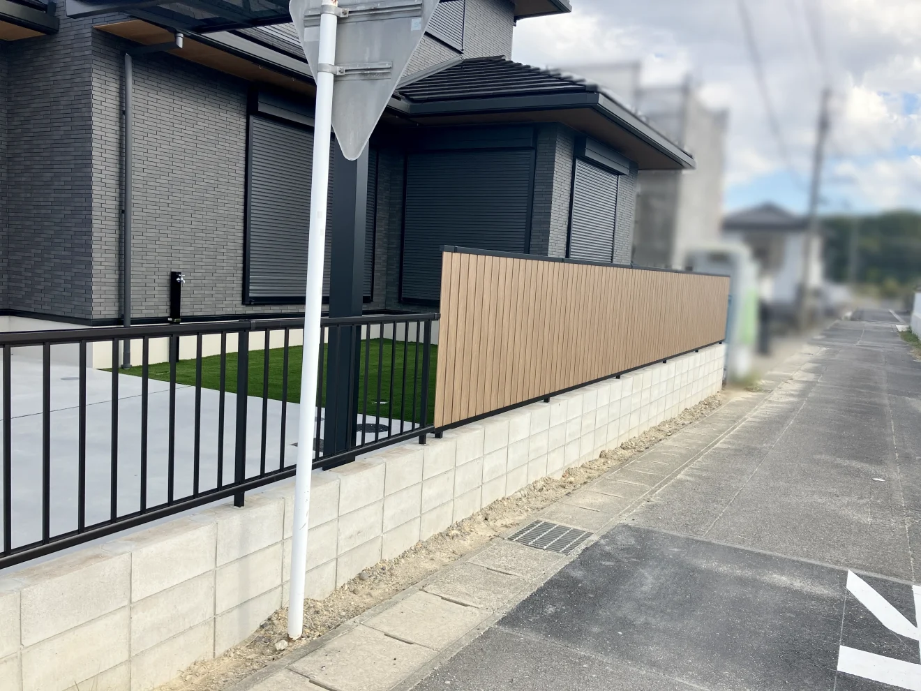 写真：フェンス施工後の住宅周り - 福田造園の施工事例（愛知県みよし市）