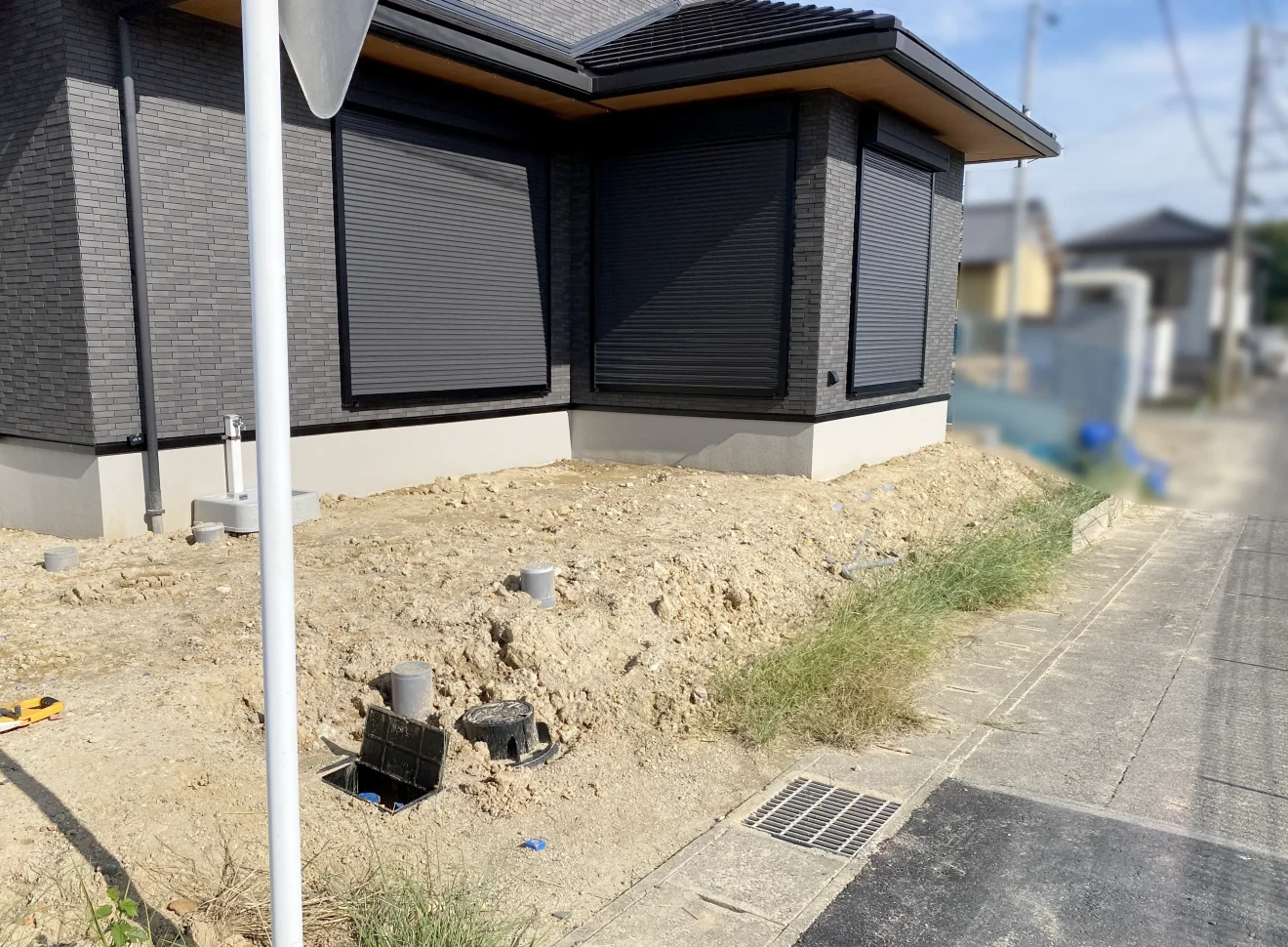 写真：フェンス施工前の住宅周り - 福田造園の施工事例（愛知県みよし市）