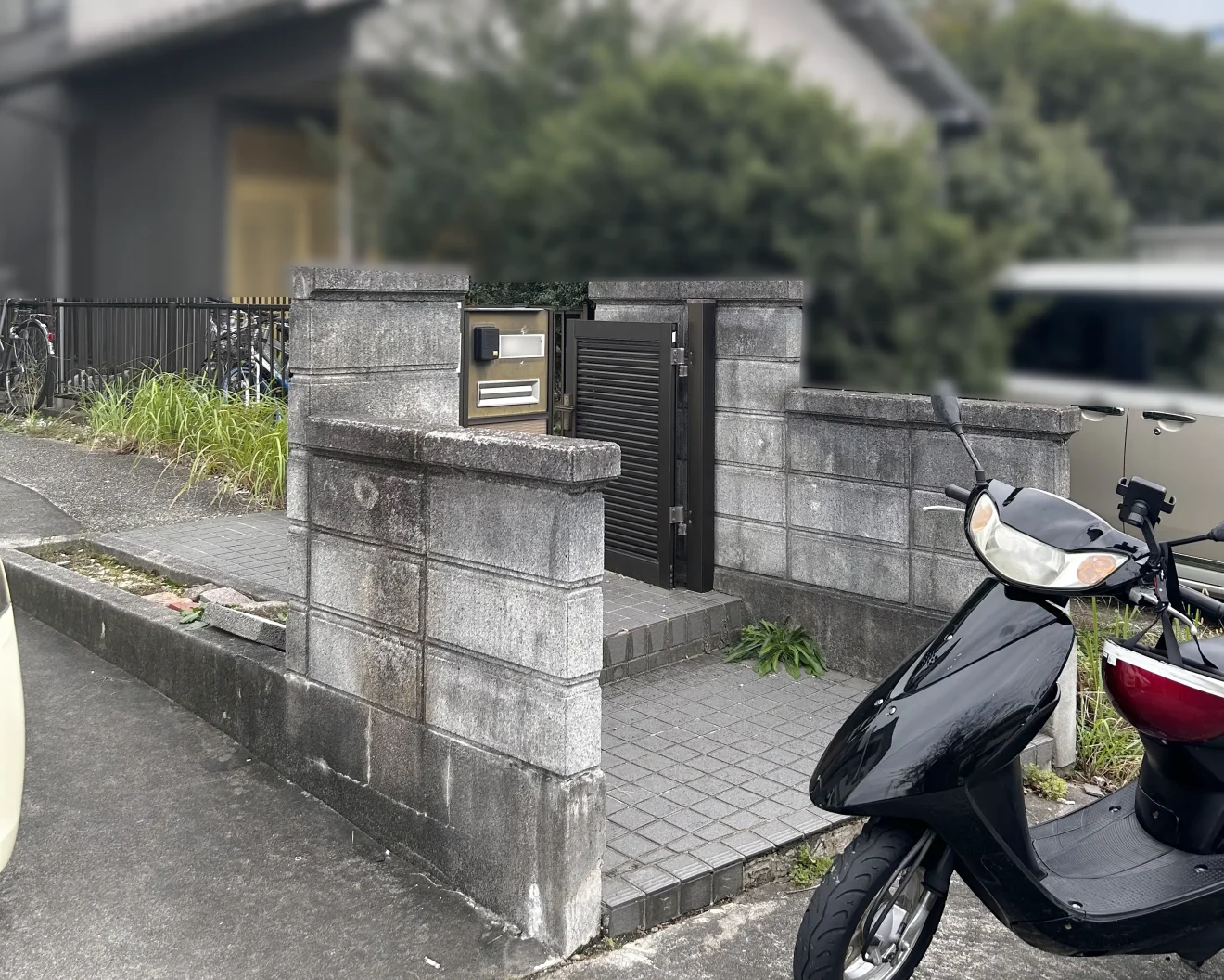 写真：リフォーム前のアプローチ