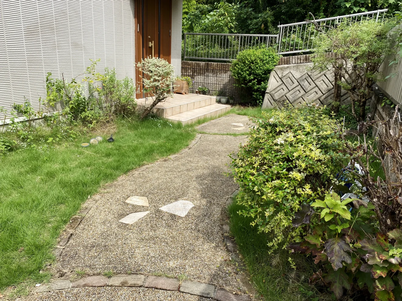 写真：リフォーム前のアプローチ - 福田造園の施工事例（愛知県名古屋市）