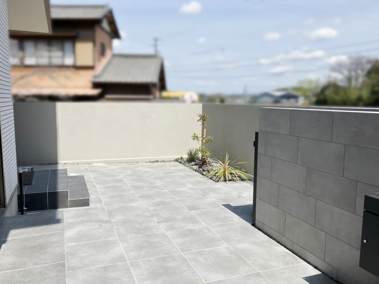 写真：リフォーム後の玄関アプローチ02 - 福田造園の施工事例（愛知県みよし市）