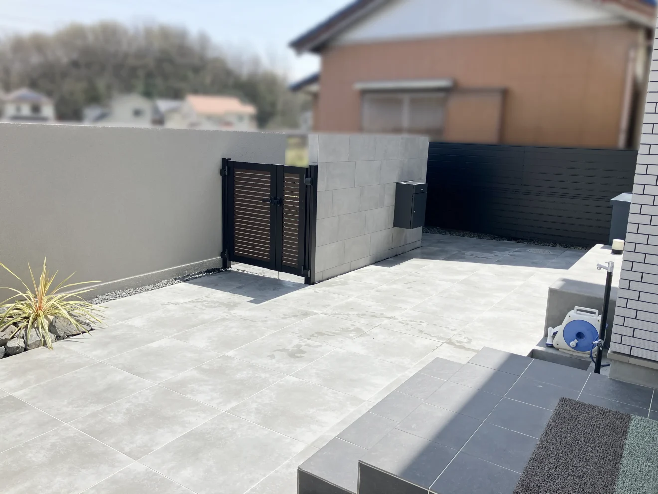 写真：リフォーム後の玄関アプローチ01 - 福田造園の施工事例（愛知県みよし市）