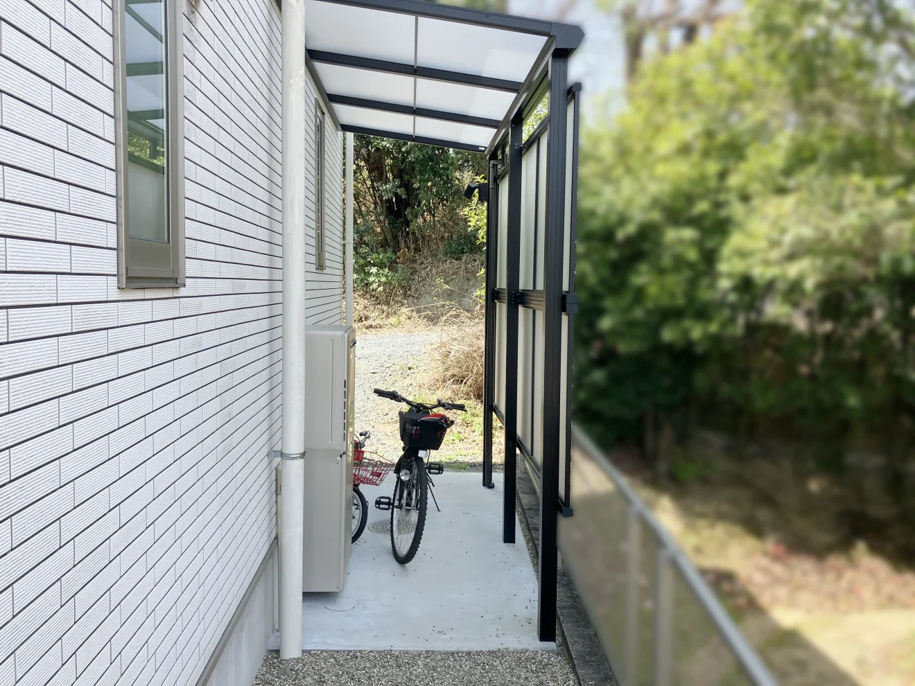 写真：サイクルポート施行後の住宅周り - 福田造園の施工事例（愛知県みよし市）